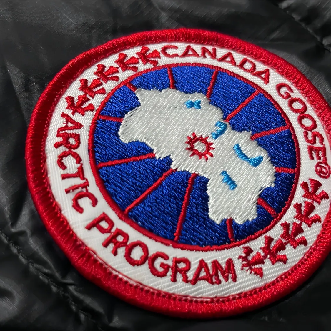 P760 Canada🦢➡️Canada Goose lightweight hooded down jacket has always been recognized as the warmest down jacket. Various Instagram celebrities, Internet celebrities, and celebrities often wear it for street photos. I do Canada Goose every year, but I still can’t get rid of my love for the geese. No matter how cold the weather is, there is no need to be afraid, because there are geese! Filled with 90% white duck down, Canada Goose is the legendary warmest down jacket and is known as a must-have for Arctic outdoor sports! The most popular down jacket in the world, celebrities are rushing to buy it, it is a must-have!  Same style for men and women